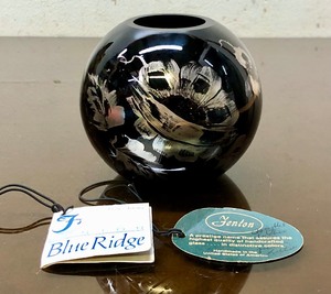 lot 213 image: Hand Painted Artist Signed Fenton Glass Vase