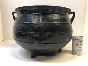 lot 279 image: Fantastic Large Early Antique 6 Gallon Cast Iron Savery & Company Cauldron
