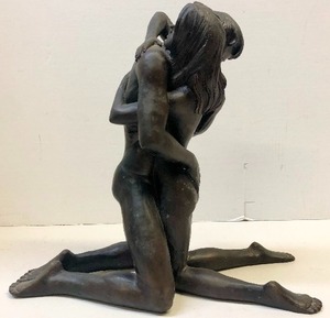 lot 280 image: Large Heavy Bronze Romantic Sculpture of a Couple Embracing
