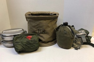 lot 287 image: Lot of Vintage US Military Items