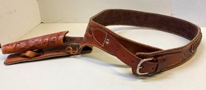 lot 288 image: Quality Vintage Tooled Leather Western Gun Belt wHolster