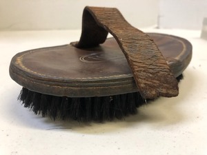 lot 289 image: Antique US Cavalry Leather Saddle Brush