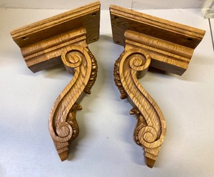 lot 216 image: Highly Detailed Carved Oak Corbels  Wall Shelves