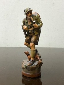 lot 234 image: Excellent Vintage Carved Wood German Hunter Sculpture
