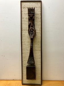 lot 257 image: LARGE Mid Century Carved Wood King Wall Sculpture