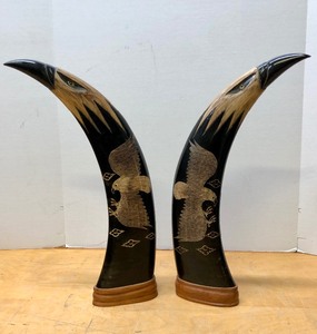 lot 318 image: Pair of Hand Carved Genuine Buffalo Horn Eagles 