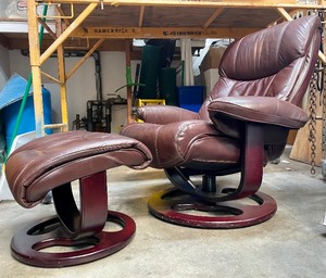 lot 323 image: Very Comfortable Matching LANE Reclining Swivel Lounge Chair & Ottoman