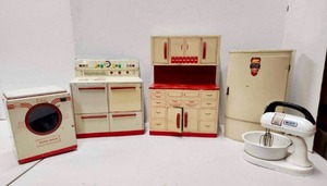 lot 329 image: Nice Lot of Large Size Tin Toy Doll Kitchen etc Appliances