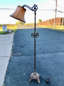 lot 334 image: Beautiful Vintage Brass Deco Bridge Lamp wDragons or Griffins