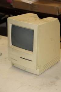 lot 712 image: Vintage Apple Macintosh Classic Desktop Computer