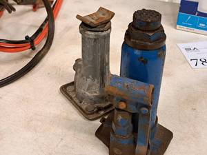 lot 579 image: Lot of (2) Hydraulic Bottle Jacks