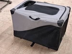lot 595 image: Soft-Side Animal Carrier