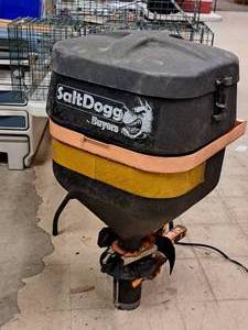 lot 561 image: Buyers Salt Dogg Hitch-Mount Salter
