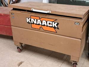Knaack Rolling Job Site Box 24"x48"x35" with Custom-Made Shelf