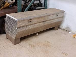 lot 555 image: Diamond Plate Truck Bed Tool Box