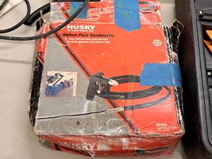 lot 565 image: Husky Siphon-Feed Sandblaster