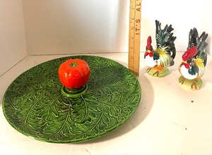 lot 108 image: Vintage Serving Tray and Rooster S&P Shaker Set
