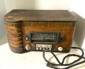 lot 130 image: Vintage Art Deco Zenith Short Wave Radio Non Working