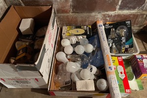 lot 160 image: Large LOT of Lightbulbs