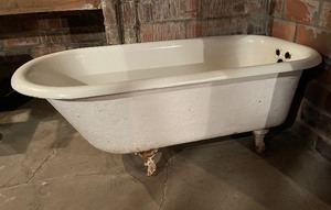 lot 217 image: Claw Foot Tub Cast Iron Tub