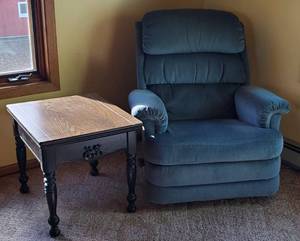 lot 114 image: Lazy Boy Rocker Recliner and Side Table
