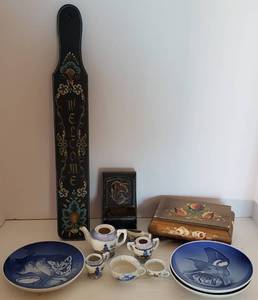 lot 196 image: Twelve Piece Decor LOT - Rosemaling Match holder and Welcome Sign, Three Bing & Graham Plates