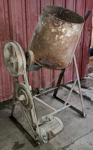 lot 14 image: Vintage Heavy Duty Portable Concrete Mixer