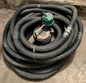 lot 77 image: Hydromate 14hp Submersible Pump and Hose SV-25A