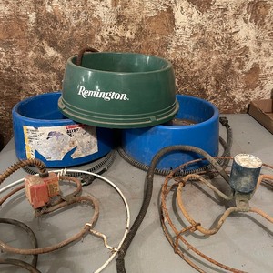 lot 33 image: Three Heated Pet Bowls, Two Submergible Tank De-Icers