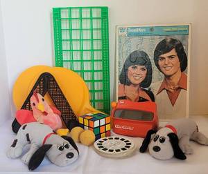 lot 124 image: Vintage Toy Items 1970s-80s Smurf Donny and Marie Wizard of Oz Peanuts