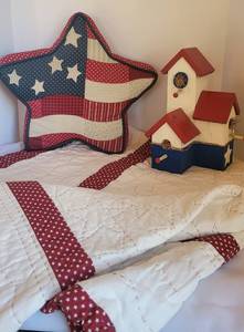 lot 125 image: Patriotic Decor Bird House, Tray, Linens Quilt 50 x 50