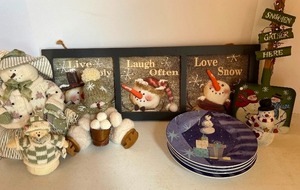 lot 207 image: Snowman Winter Holiday Decor