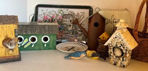 lot 210 image: Bird House Decor Lot