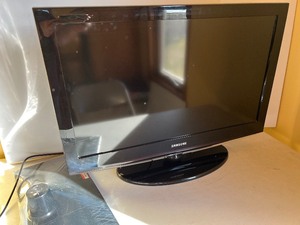 lot 215 image: Samsung Flat Screen Television Set 31.5