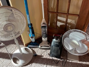 lot 216 image: Lot of Household Small Appliances, Fans, Vacuums, Humidifier