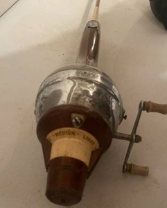 lot 309 image: Vintage - Great Lakes Manufacuring Fishing Pole and Reel