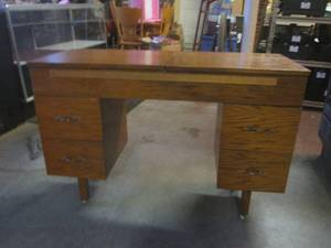 (FRNT) Vintage Wood Desk with 4 Dra...