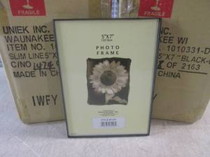 (CS) 12 New 5 x 7 Photo Frames in...