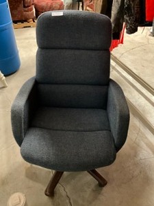 1 Office chair.