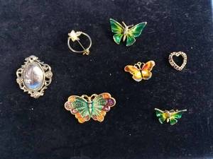 lot 66 image: 7 Broaches