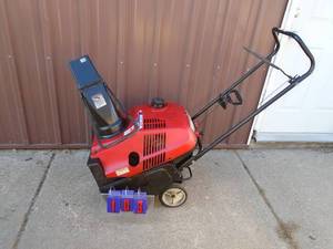 Honda snow thrower hs 520. Good used condition. Tested & works. As shown.