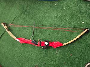 lot 10 image: PSE Magna Flite Compound Bow (Like New)