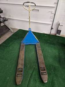 lot 50 image: Bishamon Pallet Jack ( Works but needs Hydraulic Fluid to lift)