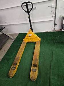 lot 51 image: Pallet Jack with 5500 Weight Capacity (Works but needs hydraulic fluid to lift)