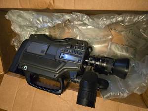 lot 43 image: Vintage JVC GY-X3. 3CCD Full Sized Pro S Camcorder. Tested & Works