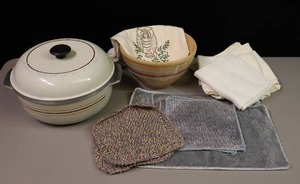 lot 255 image: Regal-Ware Cast Aluminum Covered Kettle Dutch Oven 5-Quart Stockpot, Kitchen Textiles Etc