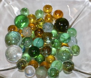 lot 261 image: Vintage Marble Collection5 Shooters 48 Marbles