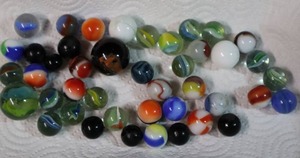 lot 261A image: Vintage Marble Collection2-Shooters 2-White 32-Marbles(Milk-Glass Cat-Eye Vitro) 7-Black Tiny