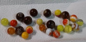 lot 261B image: Vintage Marble Collection 7-Agate 16 Milk-Glass Cat-Eye Vitro Etc