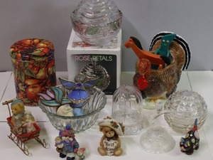 lot 262 image: Home Decor Collectibles Etc